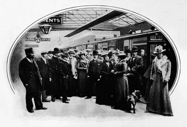 Et teaterselskab, der starter på turné, Euston Station, London, c1900 1901