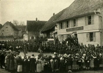 En landsby i Alsace er besat af franske tropper, Første Verdenskrig, c1915, c1920.