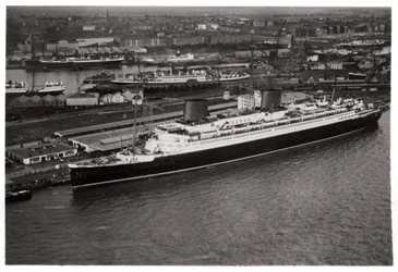 Luftfoto af Bremen havn, Tyskland, og linjeskibet Europa, fra en Zeppelin, c1931 1933