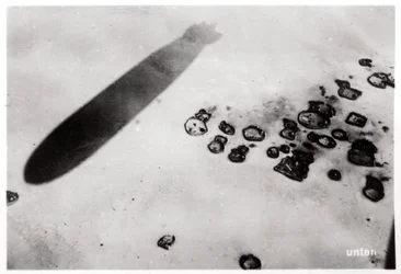 Luftfoto af en ørkenbebyggelse med skyggen fra en zeppeliner, 1931 1933