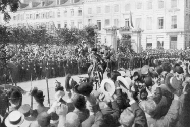 Albert I af Belgien på vej til parlamentet, 1914