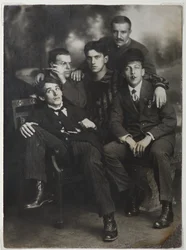 Alexey Kruchenykh, David Burlyuk, Vladimir Mayakovsky, Nikolai Burlyuk og Benedict Livshits, 1913.