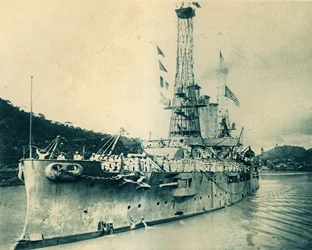 Det amerikanske slagskib Missouri sejler gennem Panamakanalen