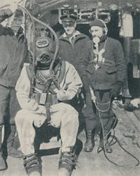 American Naval Diver bærer tre-finger vandtætte gummihandsker, 1937