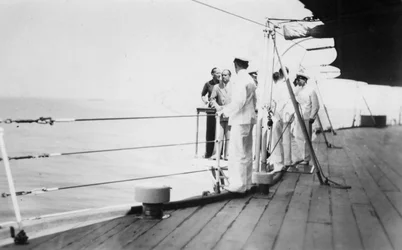Amerikansk skuespiller og filminstruktør Douglas Fairbanks, Sr. ombord på HMS Malaya, Venedig, Italien 1938