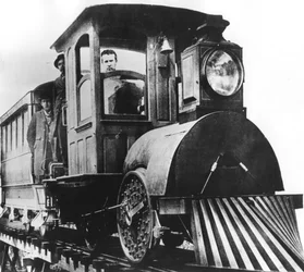 Den amerikanske opfinder Thomas Alva Edison om bord på en elektrisk jernbane, 1892