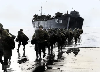 Amerikanske tropper går fra borde i Normandiets sand, 1944