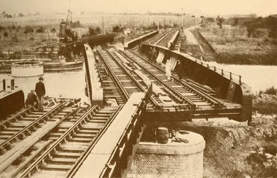 En elektrisk drevet svingbro ved Beccles, nær Yarmouth London og North Eastern Railway