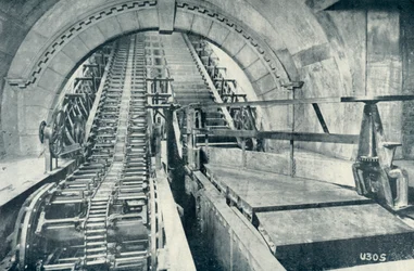 En rulletrappe under konstruktion, 1922.
