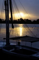 En forankret felucca ved Nilen ved solnedgang