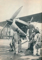 En instruktør forklarer motordetaljer til en elev på Sealand Aerodrome, Flintshire, c1936 c1937
