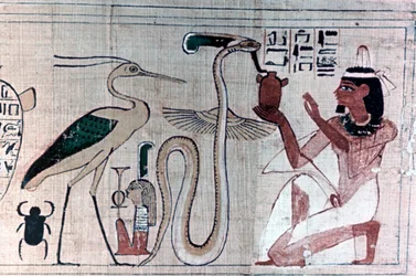 Gammel egyptisk dødspapyrus knælende foran en slange