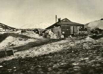 En anden udsigt over hytten om sommeren, c1908, 1909