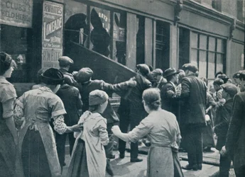 Anti-tysk optøjer i London: En menneskemængde bryder ind ad vinduerne i en tysk butik, c1914