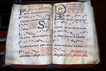 Antifonal. Jesu omskærelse. Domus Galilaeae eller House of Galilee drives af den katolske organisation Neocatechumenal Way. Antiphonary, Saligprisningernes Bjerg, Israel