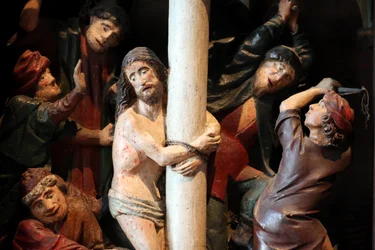 Arbois, Jura, Frankrig, le 31/8/2015 - Saint-Hippolyte kirke. Retabel fra det femtende århundrede. Kristi flagelation.