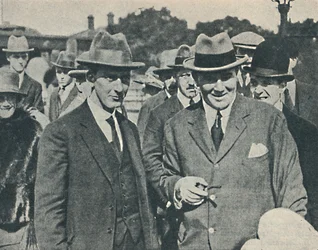 Ankomst til England. Kaptajn Cecil Foster og hans overbetjent Gravesend, august, 1923, 1936