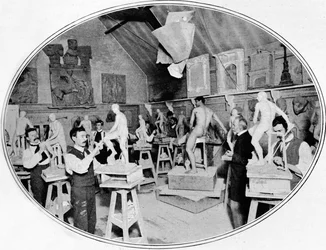 Kunststuderende i en skulpturmodelleringsklasse, London, c1900 1901