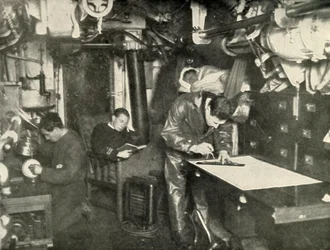 På bunden af havet. I stuen på en ubåd, 1919.