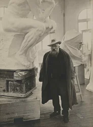 Auguste Rodin i sit studie.