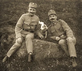Østrigske soldater med en hund