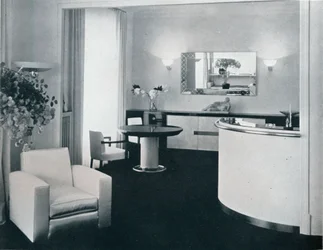 Barhjørne i en spisestue designet af Jacques Adnet, c1940