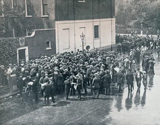 Før England erklærede krig: Tyske reservister ventede uden for det tyske konsulat i London, 1914