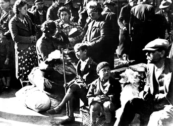 Belgiske flygtninge med deres cykler og ejendele uden for Gare du Nord, Paris, juli 1940