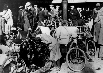 Belgiske flygtninge med deres cykler og ejendele uden for Gare du Nord, Paris, juli 1940