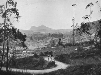 Udsigt fra Ramboda-passet mod sydøst mod Nuwara Eliya og Hakgalla Rock, 1926