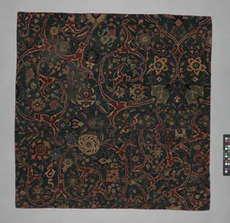 Blåmalet tæppefragment med rullende blomsterranker, Iran, 1600-tallet.