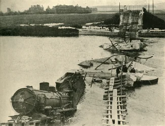 Bombede bro og afsporet tog, Nordfrankrig, Første Verdenskrig, 1914, c1920.