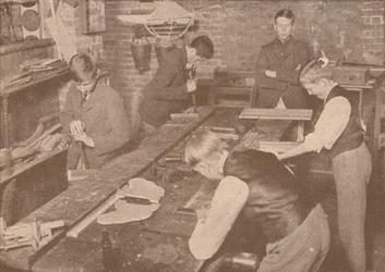 Boys of Harrow School laver skinner, krykker og andre artikler til sårede, c1916 1928