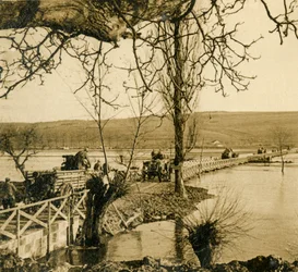 Bro over floden Meuse ved Dugny, det nordlige Frankrig, c1914-c1918