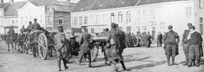 Britisk hestetrukket artilleri i en belgisk landsby, august 1914