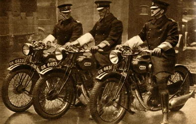 Britisk politi på BSA motorcykler, 1931, 1933.