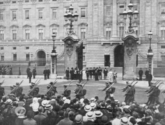 Britiske soldater marcherer forbi Buckingham Palace, London, august 1914