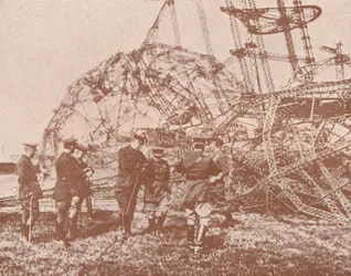 Britiske stabsofficerer undersøger vraget af en Zeppelin nedbragt i England, c1917 1919