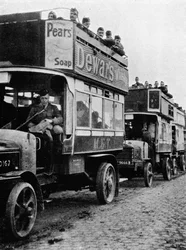 Britiske tropper flyttes til en ny del af linjen med motorbusser, 1915