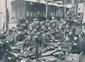 Britiske tropper spiser et måltid på en fransk jernbanestation, c1914