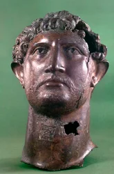 Bronzehoved af kejser Hadrian, 2. århundrede e.Kr