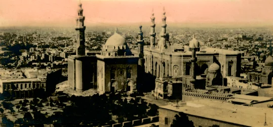 Kairo: Generel udsigt og Sultan Hassan-moskeen, c1918-c1939.