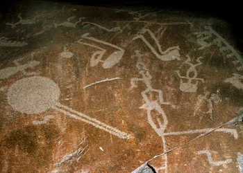 Udskårne Petroglyph Folk, hjorte, elge, fugle, støvler og cirkler, 4.-3. årtusinde f.Kr.