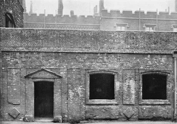 Charterhus. Eksteriør af Cloister Alley, 1925