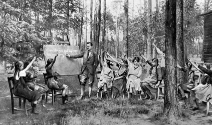 Børn, der tager engelsktimer i skoven Charlottenburg, Berlin, Tyskland, 1922