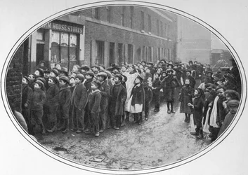 Børn venter på gratis måltider, London, c1900 1901