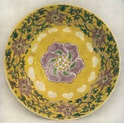 Kinesisk emaljemalet porcelænsskål. Chia Ching-periode, 1522-1566, 1928