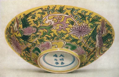 Kinesisk emaljemalet porcelænsskål. Chia Ching-periode, 1522-1566, 1928