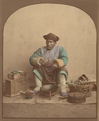 [Kinesisk mand, der sidder med værktøj], 1870