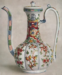 Kinesisk porcelænsæske med femfarvet dekoration. Periode af Wan Li, 1573-1619, 1928